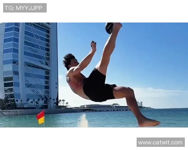 伊布再度秀腹肌照片，网友：37岁的他依旧撩人！