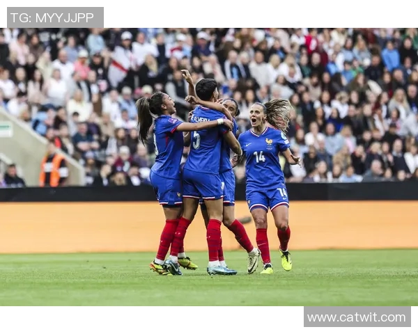 英格兰队迎战荷兰队,双方球员争先恐后展现实力